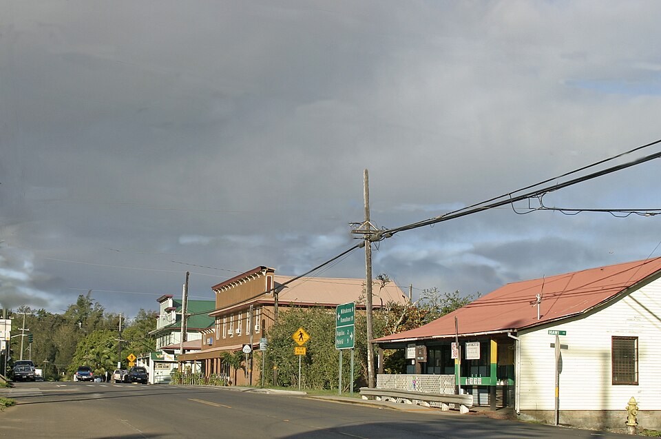 File:Hawi, Hawaii, Ironman Triathlon turn-around.jpg