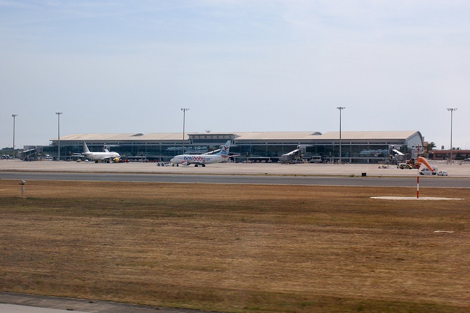 File:Menorca Airport (7336476996).jpg