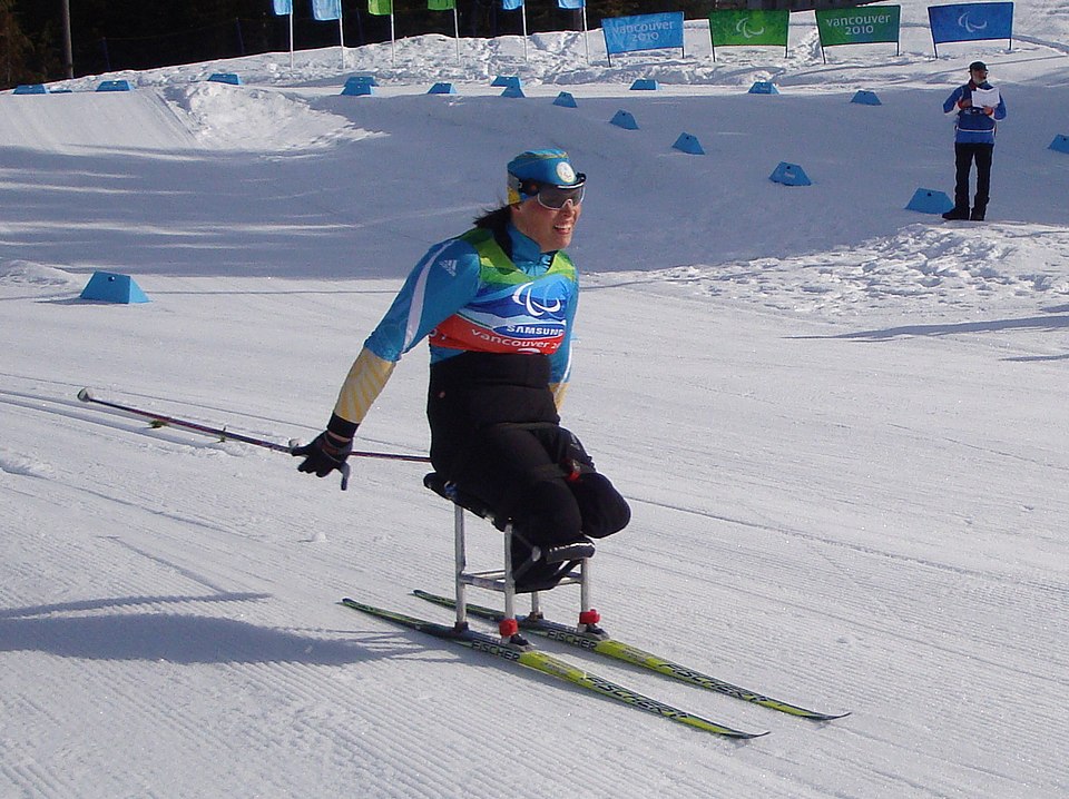 File:Paralympic XC ski sitting.JPG