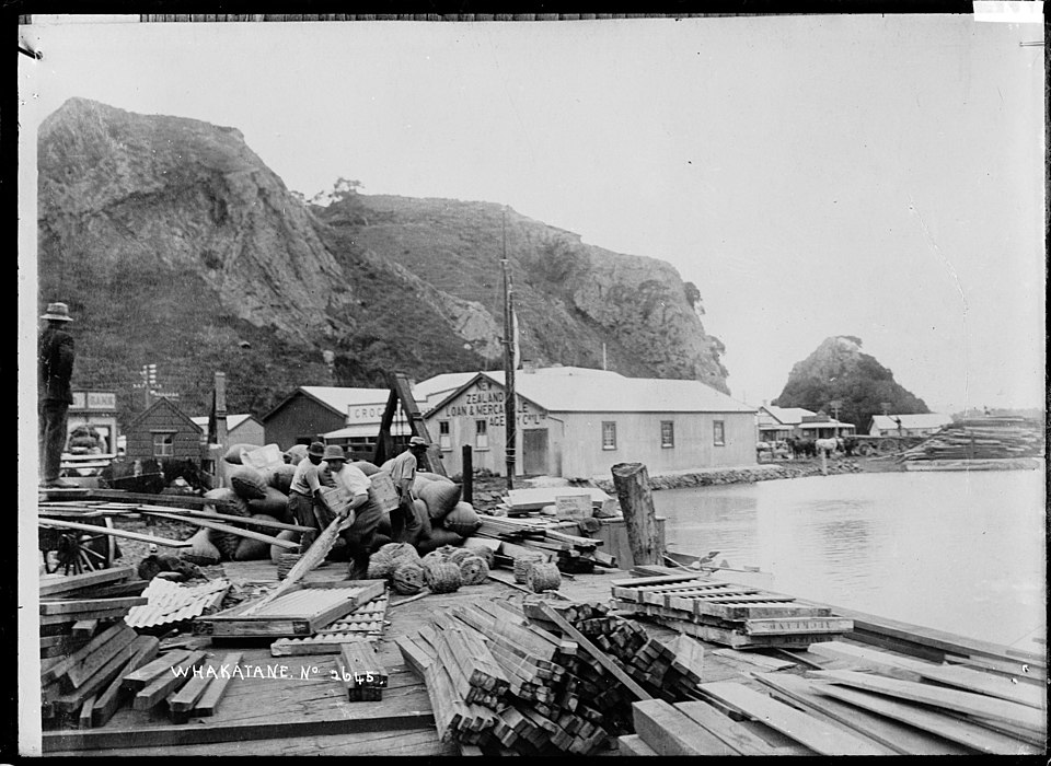 File:Wharf at Whakatane (21608755545).jpg