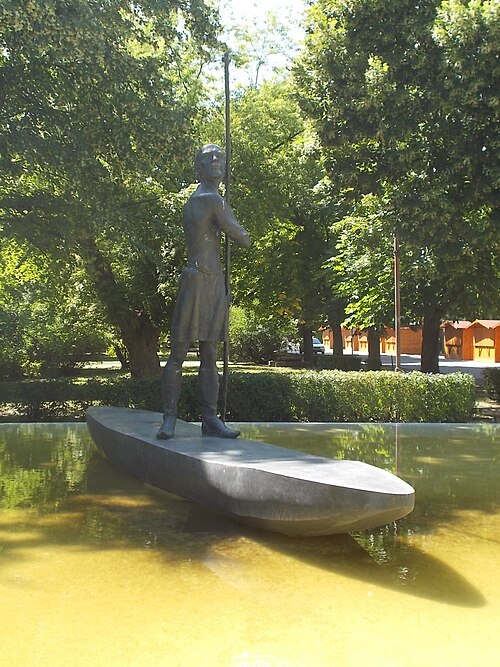 File:Zounok ispán szobra (2001), 2017 Szolnok.jpg