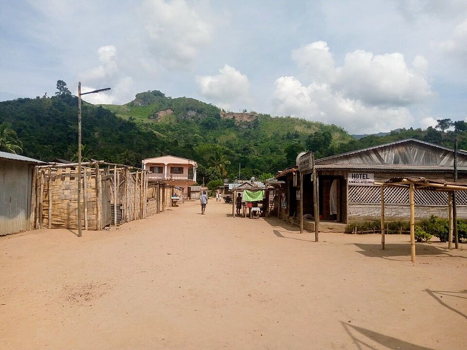 File:Ambalavelona (Andapa).jpg