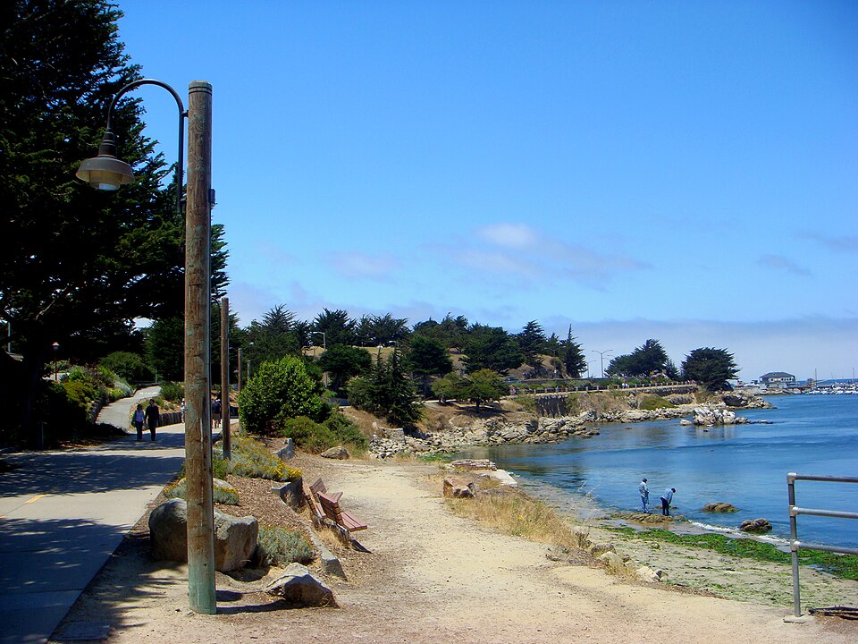 File:Beach walk.JPG