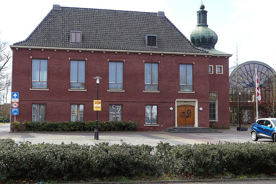 File:Gemeentehuis Heeze P1130476.jpg