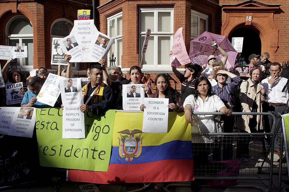 File:Londres, Reunión con Julian Assange (9504697280).jpg