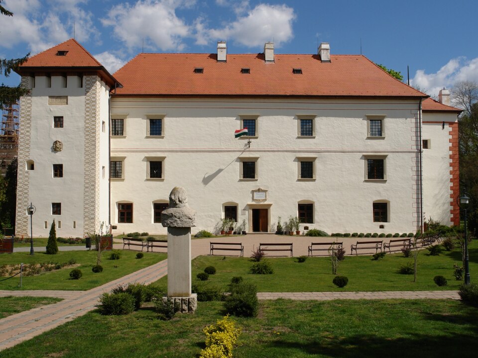 File:Vaja, Vay-kastély.jpg