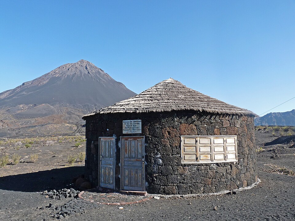 File:Chã das Caldeiras-Maison traditionnelle (1).jpg