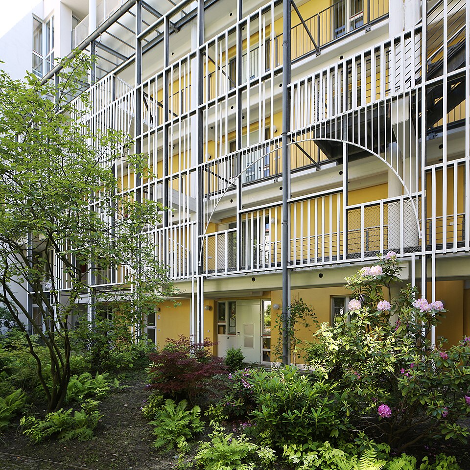 File:IBZ Berlin Rankgerüst zum Hof.jpg