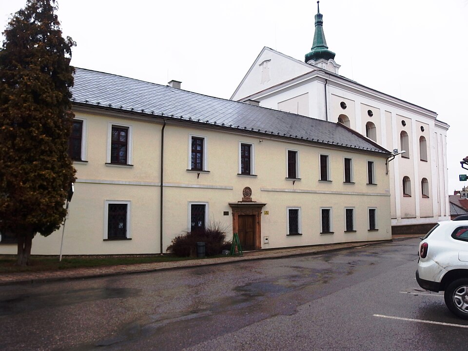File:Jevíčko, muzeum a kostel.jpg