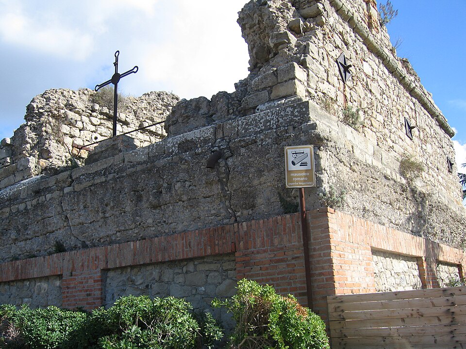File:Mausoleo Romano di Centuripe.JPG