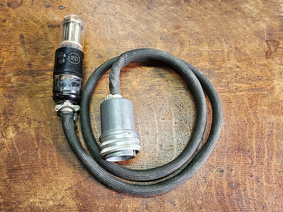 File:RMA 1P21 photomultiplier tube.jpg