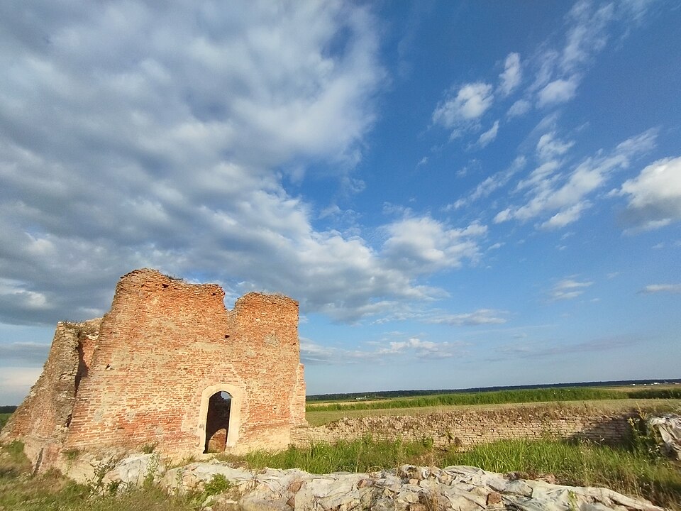 File:Rokovačke zidine - Роковачке зидине.jpg