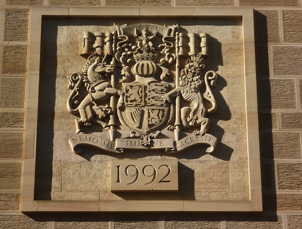 File:Royal Arms tablet, Edinburgh Sheriff Court.JPG