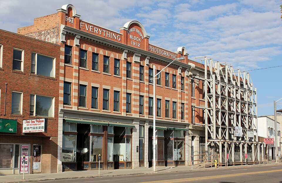 File:Ernest Brown Block & Lodge Hotel.JPG