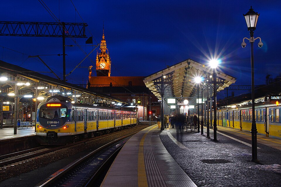 File:Gdańsk Główny peron3.jpg
