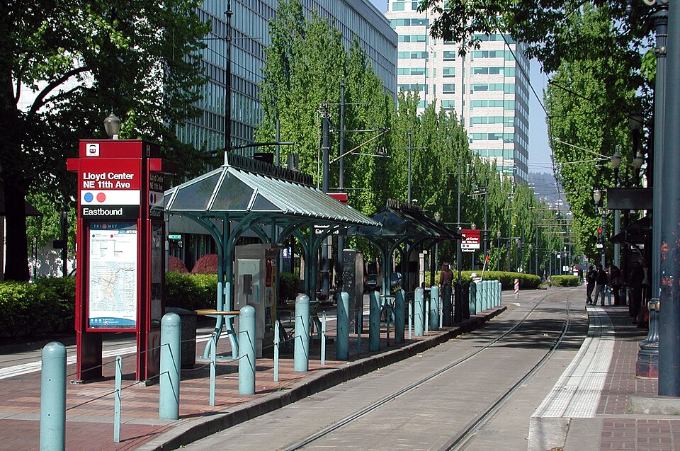File:Lloyd Center MAX station.jpg