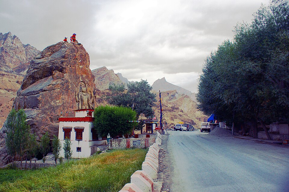 File:Mulbekh Chamba Statue at NH1.jpg