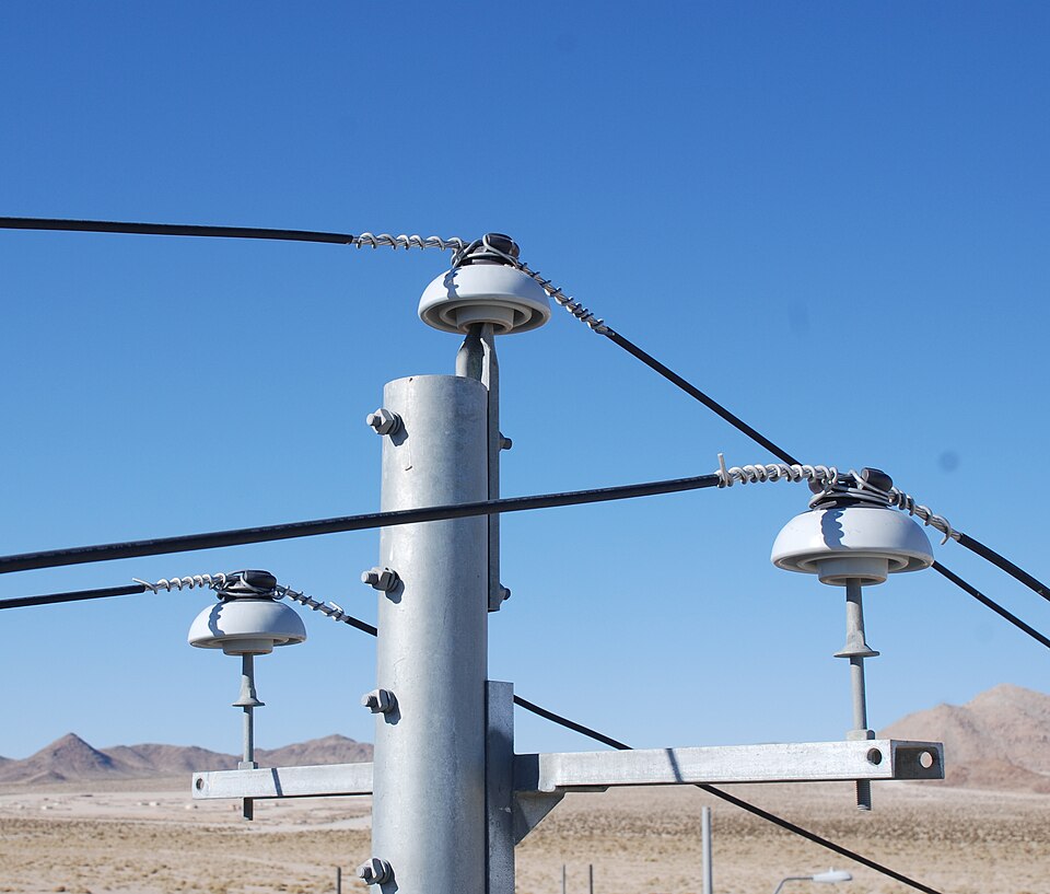 File:Power line with ceramic insulators.jpg