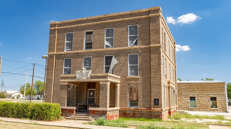 File:Runnels County Building Ballinger.jpg