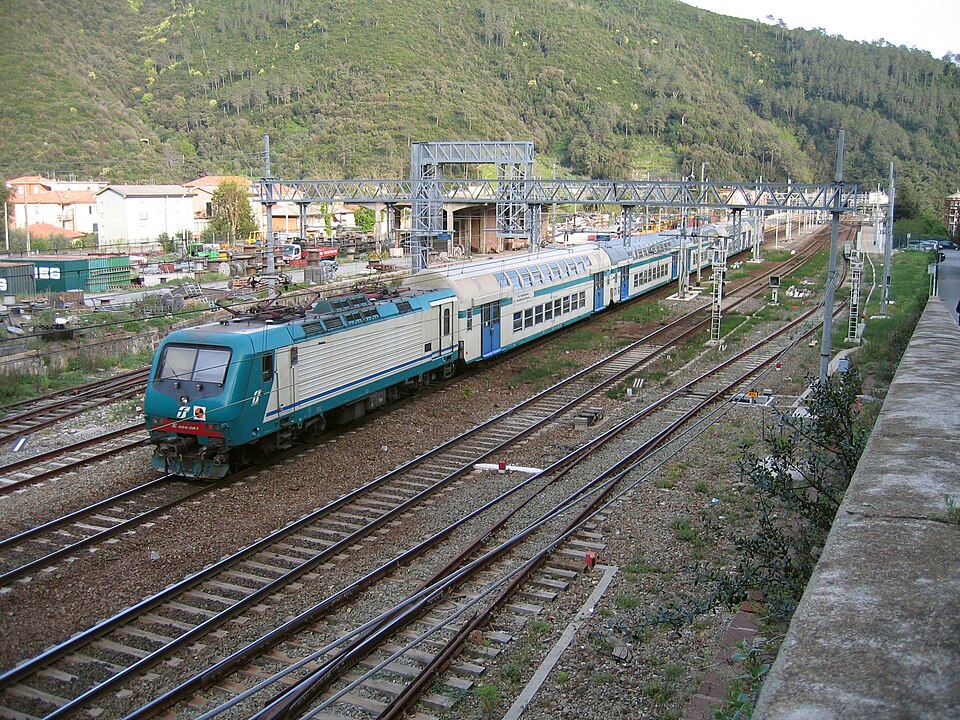 File:Treno regionale - Deiva Marina.JPG