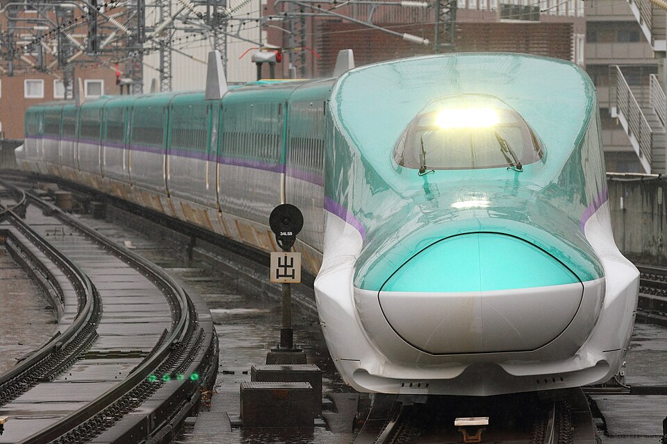 File:H5系 H1編成 仙台駅入線.JPG