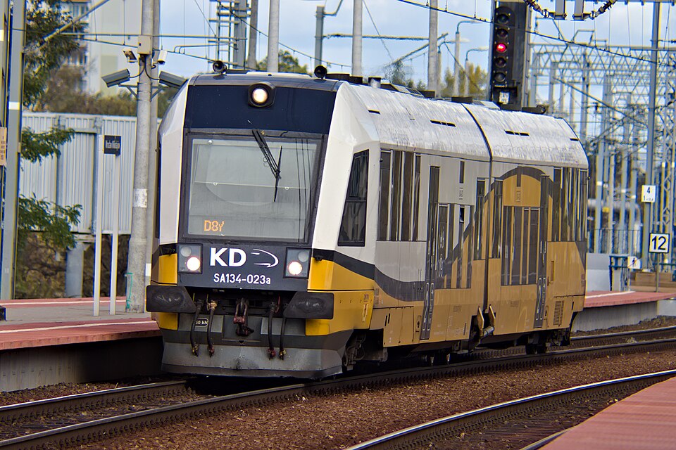 File:KD820 018 Wrocław Mikołajów 2019.jpg