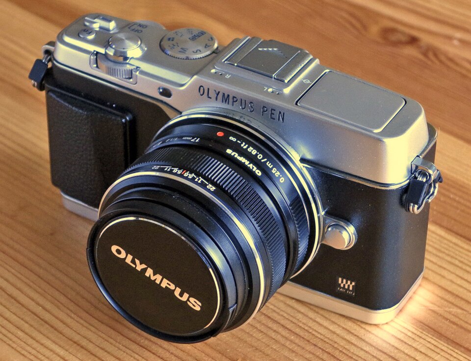 File:Olympus PEN E-P5 Front 2.jpg