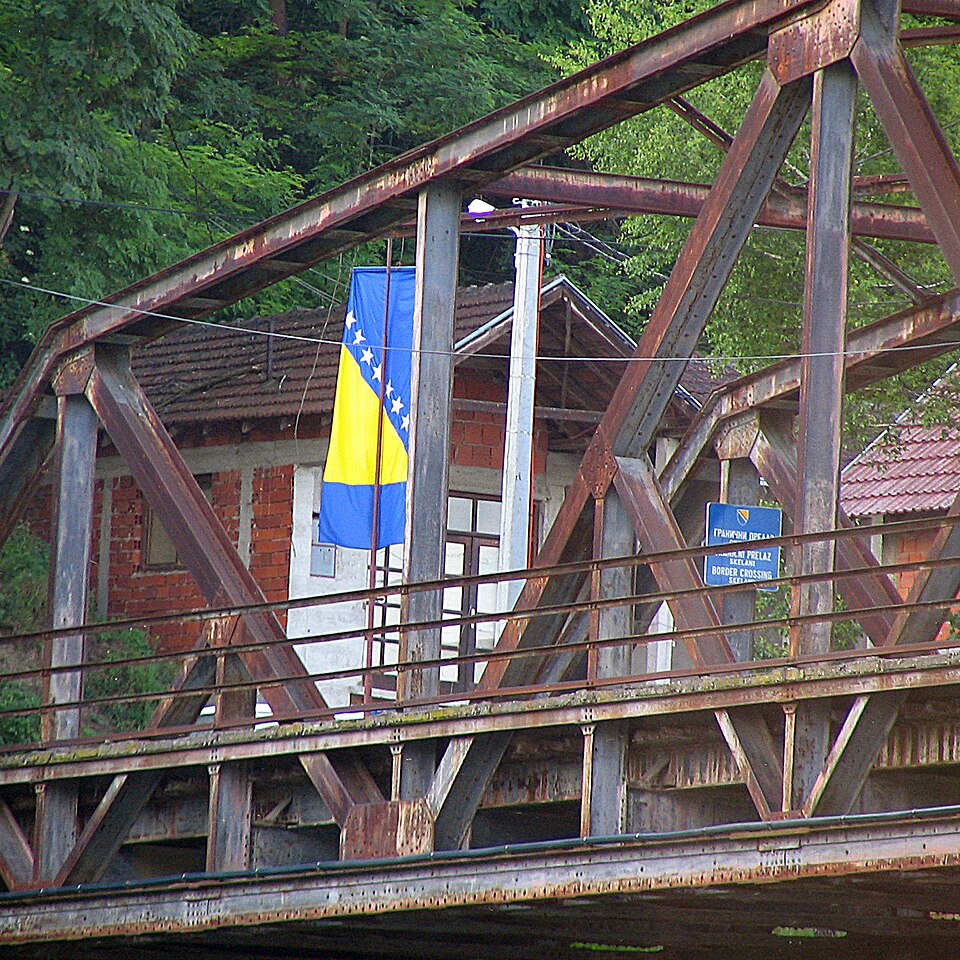 File:Skelani border crossing BIH.jpg
