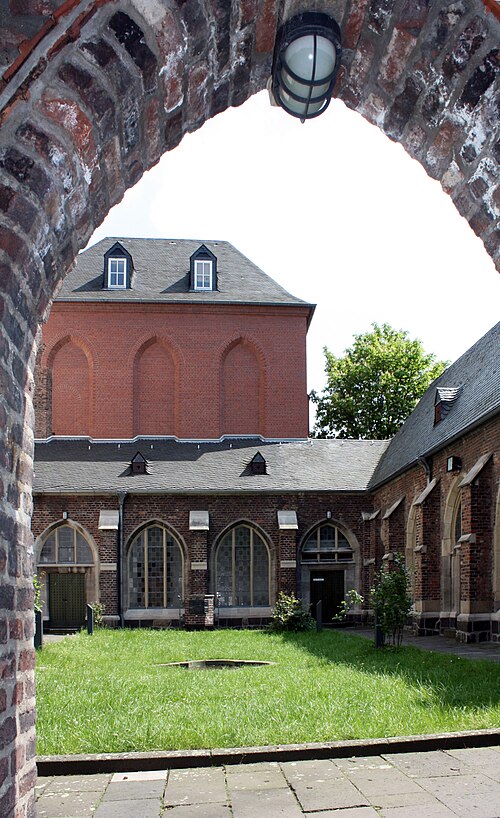 File:Kölner-Kartause-Klostergarten-Kreuzgang-Kapitelhaus.jpg
