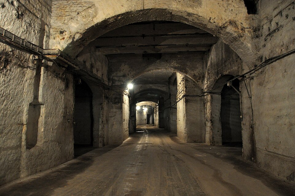 File:Kőbánya limestone mine 05.JPG