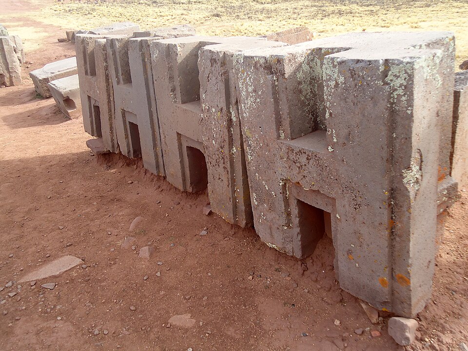 File:Puma Punku H profile wall.JPG