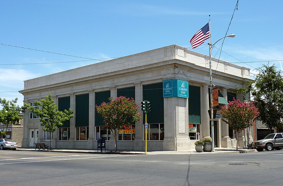 File:2009-0725-CA-ReedleyNationalBank.jpg