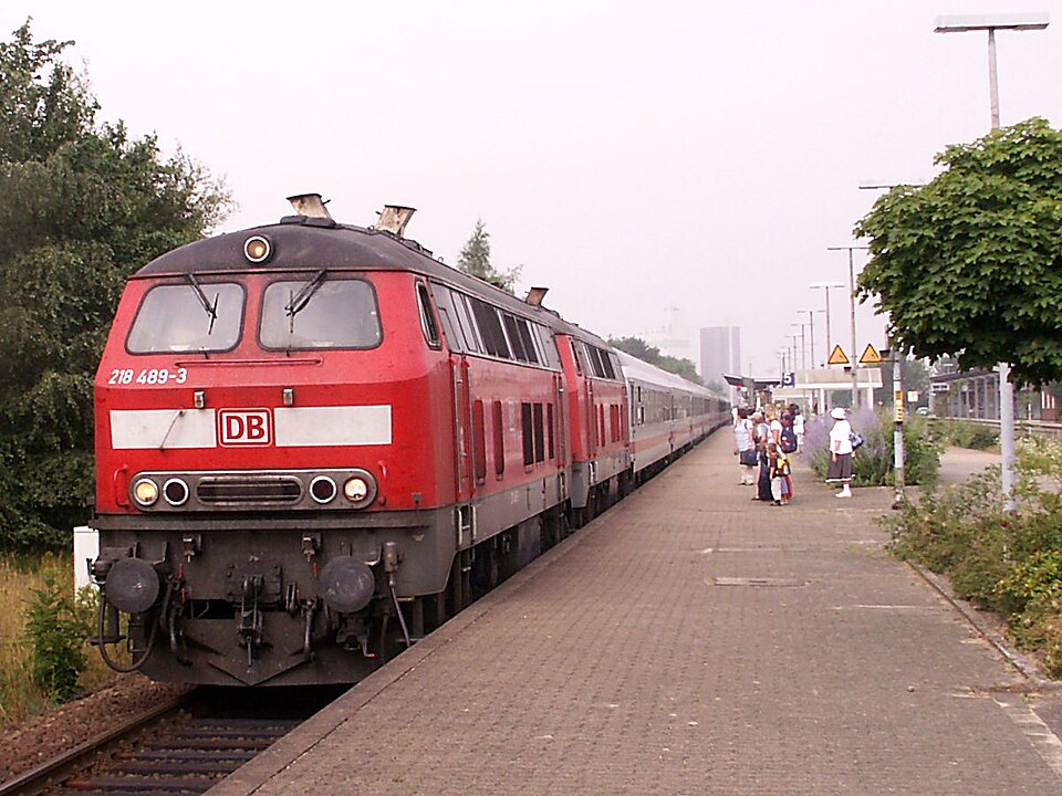 File:218 489-3 mit IC in Husum.jpg