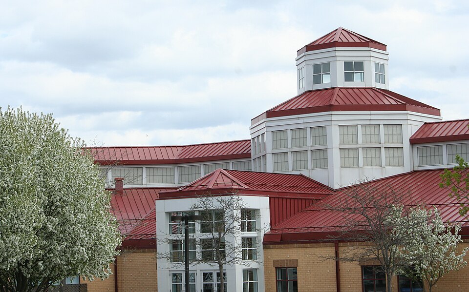 File:ChaskaCommunityCenter.JPG