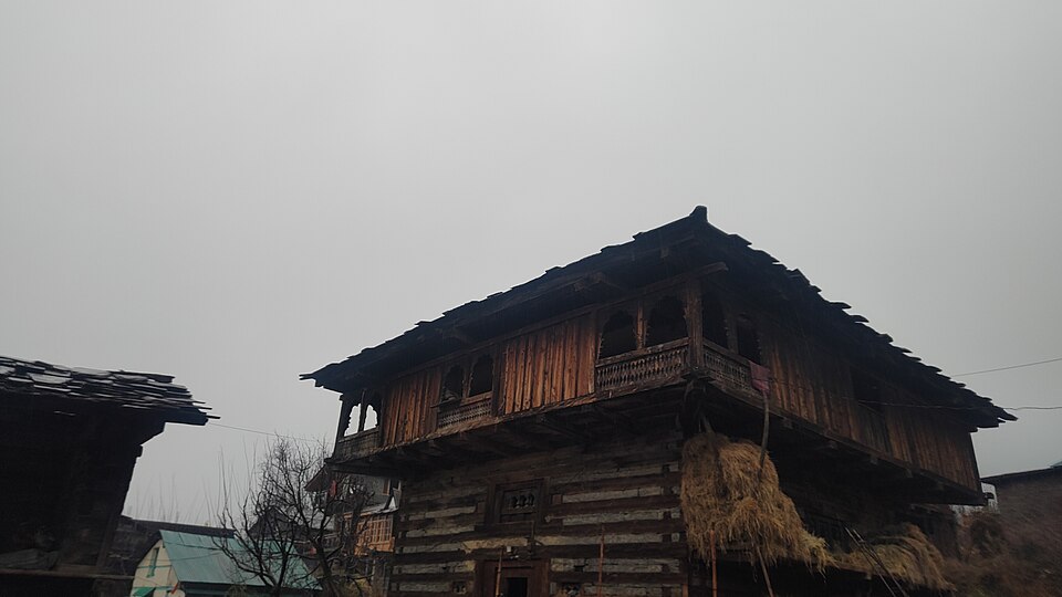 File:Kathi Kuni House, Dashal, Kullu.jpg