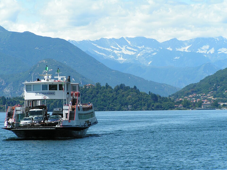 File:Lago Maggiore Traghetto.JPG