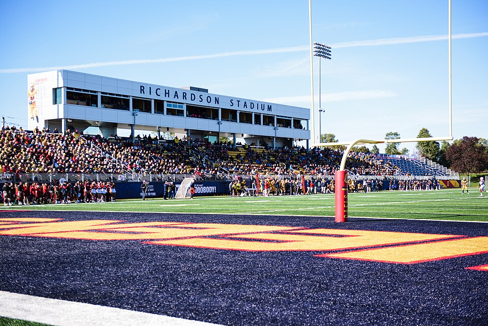File:Queen's Football at Richardson.jpg