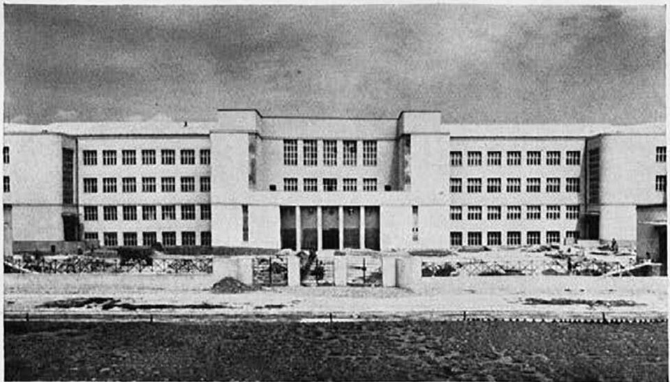 File:View of court skola Egon Steinmann.jpg