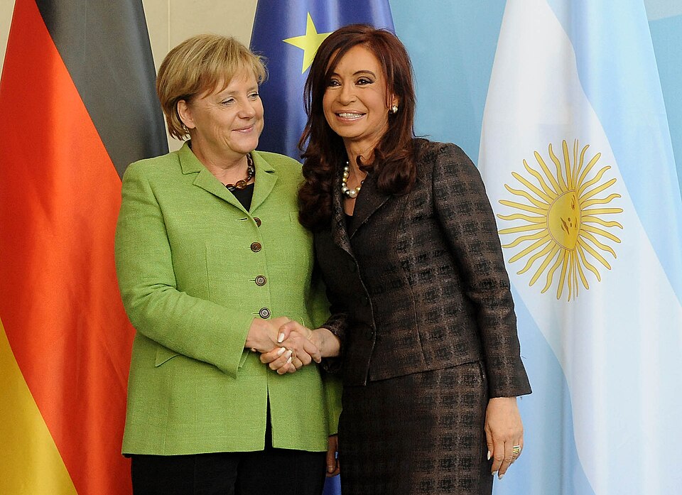 File:CFK y Angela Merkel 2.jpg