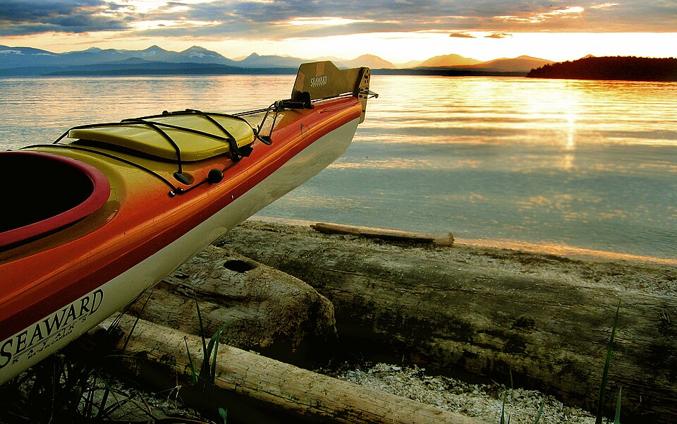 File:Kayak-Valdes-BC.jpg