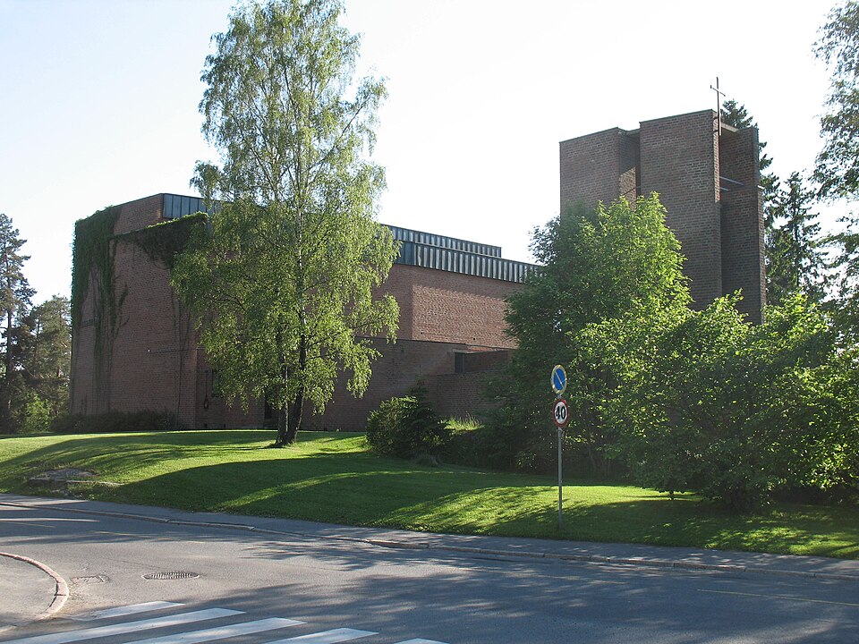 File:Lambertseter kirke2.jpg