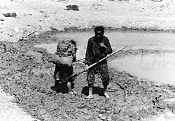 Use of hoes to gather loess in Tibet (photo from 1938)