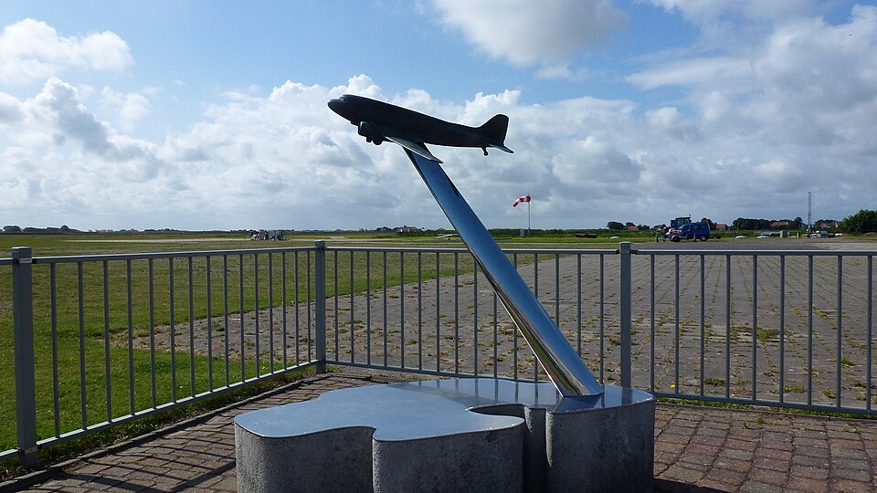 File:Dakota monument, Texel Airport.jpg