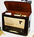 An example of a combination Tefifon player and radio.