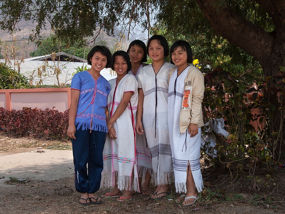 File:2010 Karen girls Khun Yuam district.jpg