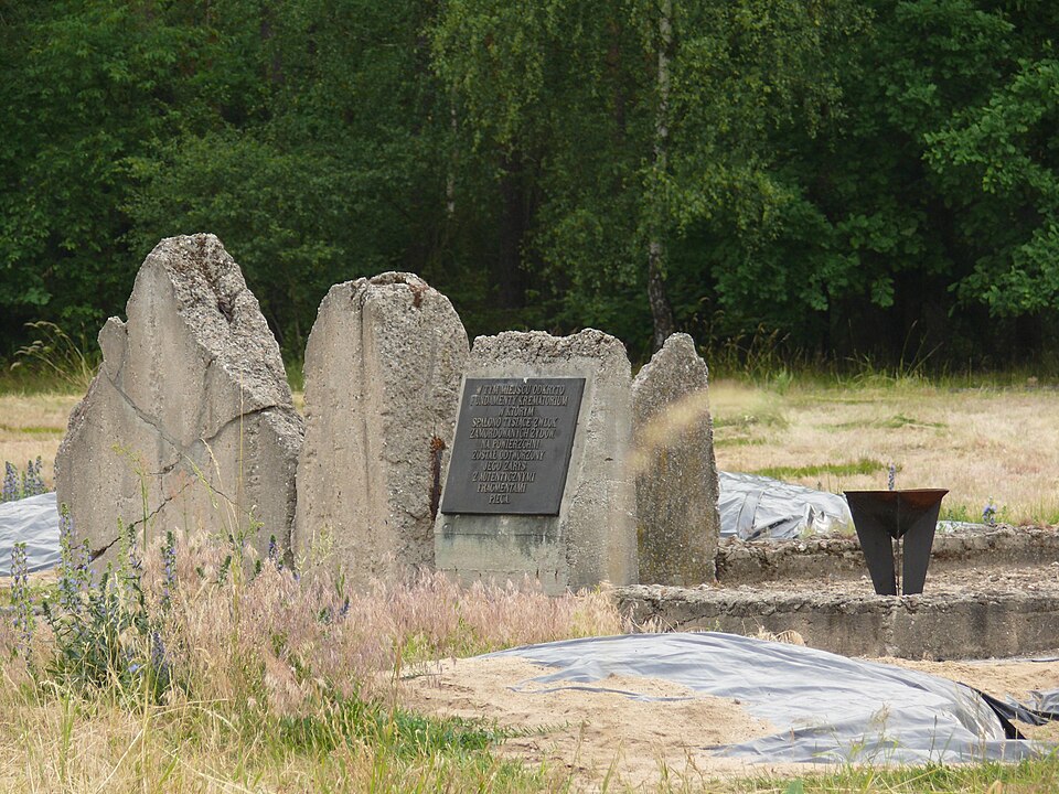 File:Chełmno - krematorium.jpg