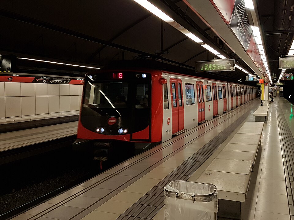 File:Estació metro Glòries 02 2020.jpg