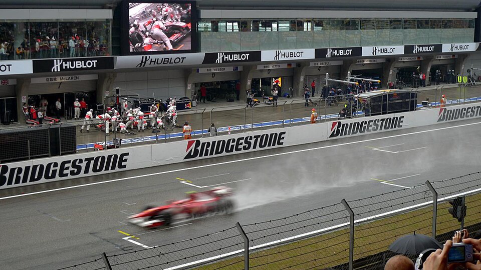 File:Shanghai Circuit Main Grandstand o.jpg