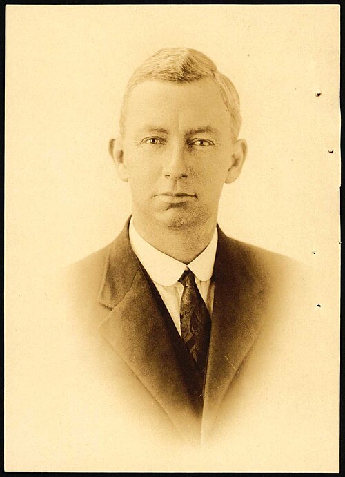 File:Alan Mulgan passport photo (1926).jpg