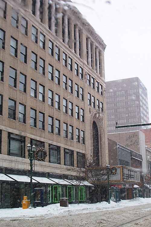 File:LoewsStateTheatre exterior 16december2007.jpg
